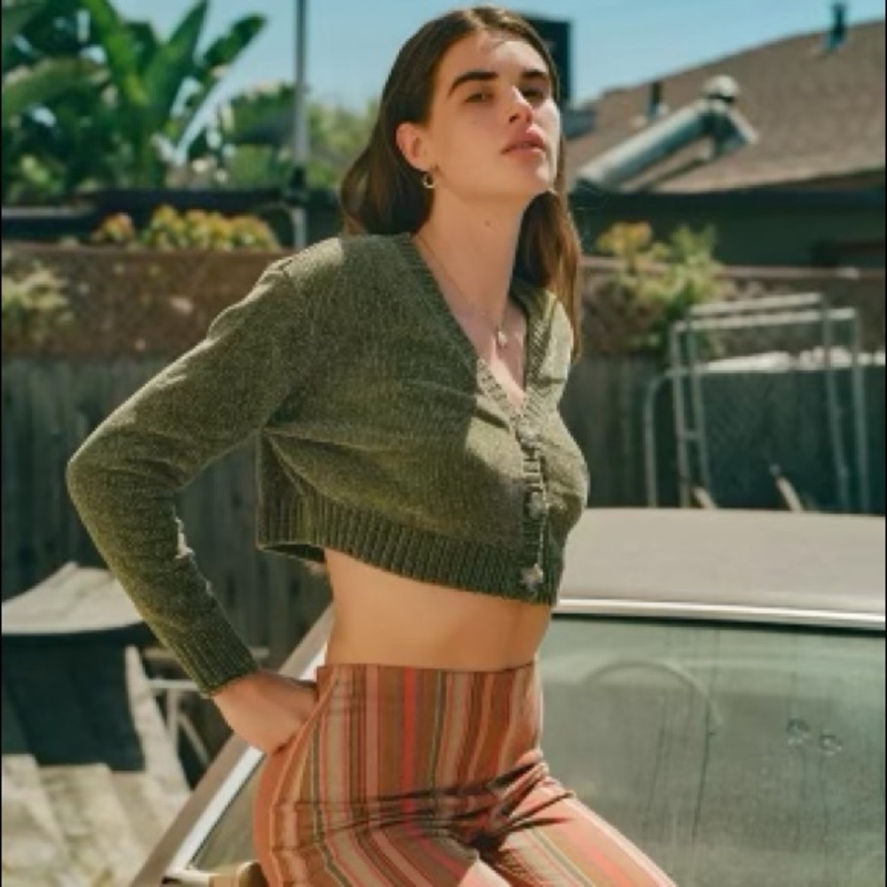 Olive green button up cropped cardigan from Urban Outfitters💚